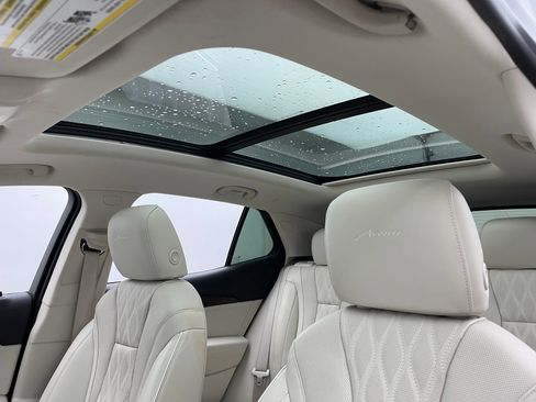 Used 2022 Buick Envision Avenir w/ Technology Package II FWD image 5