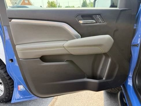 Used 2026 Chevrolet Colorado ZR2 w/ Technology Package AWD/4WD image 18