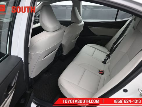 Used 2025 Toyota Camry XLE AWD/4WD image 10