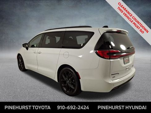 Used 2025 Chrysler Pacifica Limited image 5