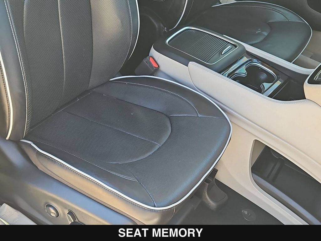 Used 2023 Chrysler Pacifica Limited w/ Uconnect Theater Family Group FWD image 30
