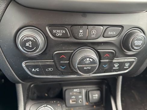 Used 2018 Jeep Cherokee Latitude Plus w/ Comfort/Convenience Group image 22