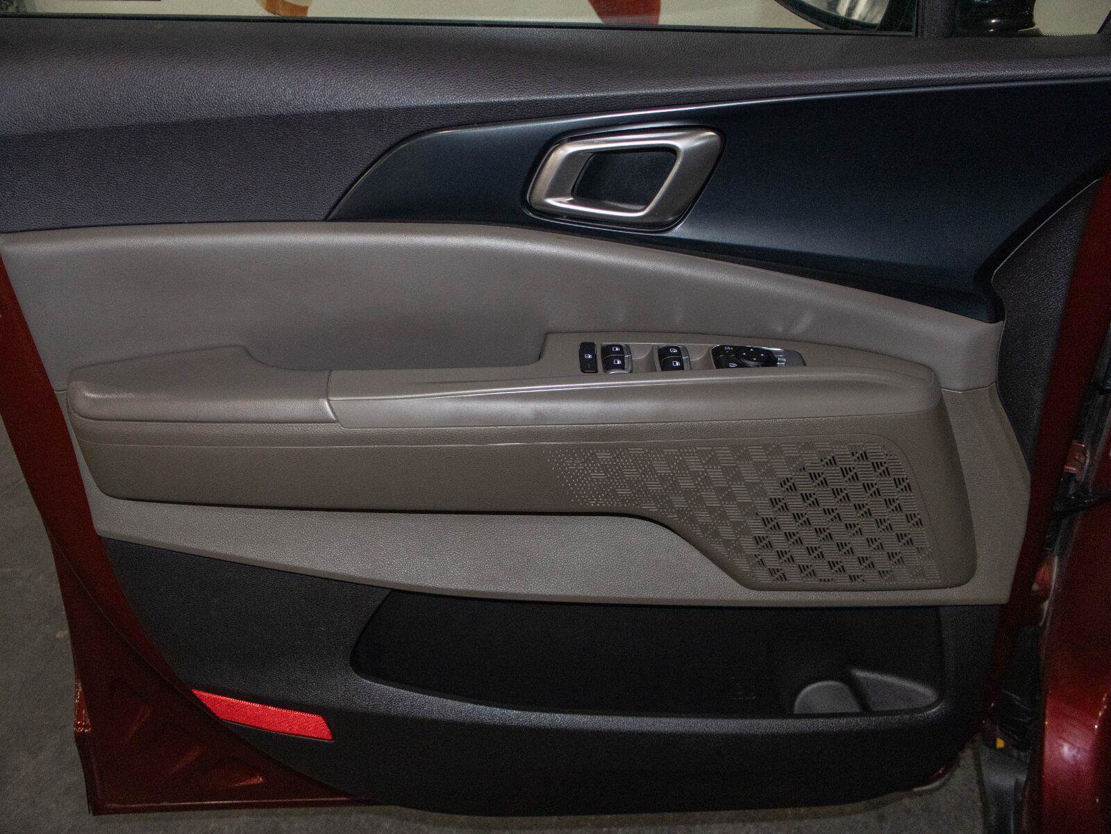 Used 2026 Kia Carnival FWD image 11