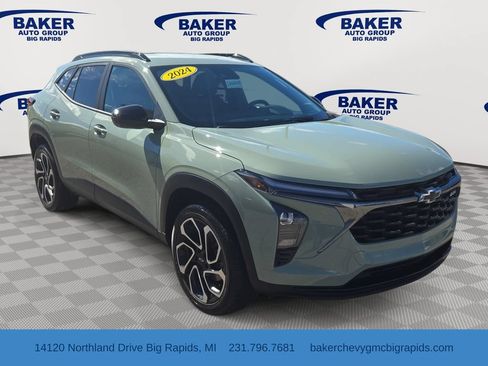 Used 2024 Chevrolet Trax RS w/ Driver Confidence Package FWD image 1