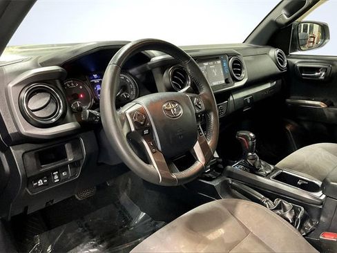 Used 2018 Toyota Tacoma TRD Sport image 14