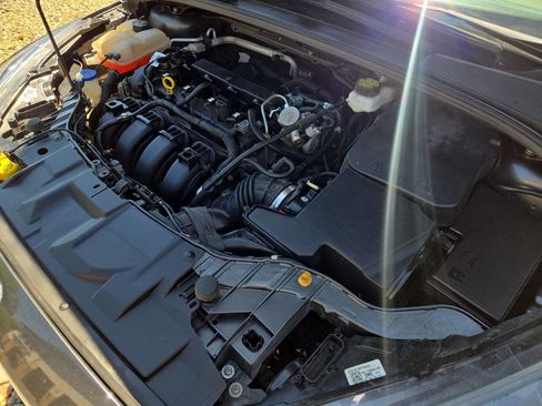 Used 2017 Ford Focus SEL w/ Cold Weather Package FWD image 13