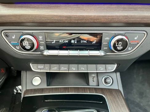 Used 2024 Audi Q5 e Prestige w/ Prestige Package image 38