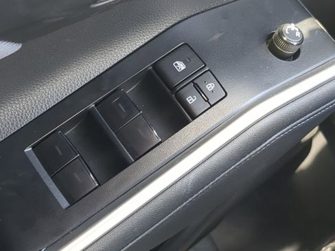 Used 2023 Toyota Highlander LE FWD image 19