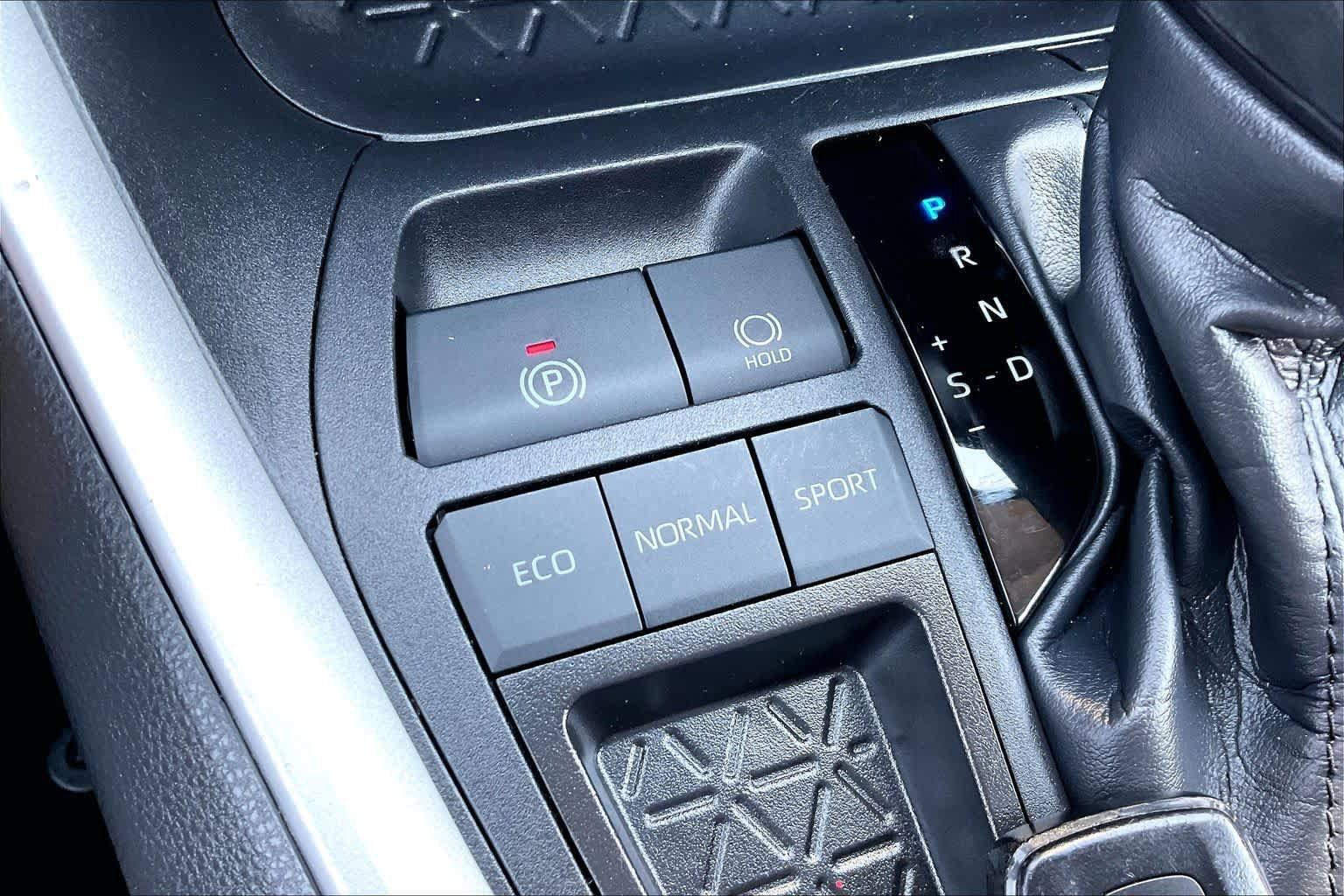 Used 2025 Toyota RAV4 XLE FWD image 31