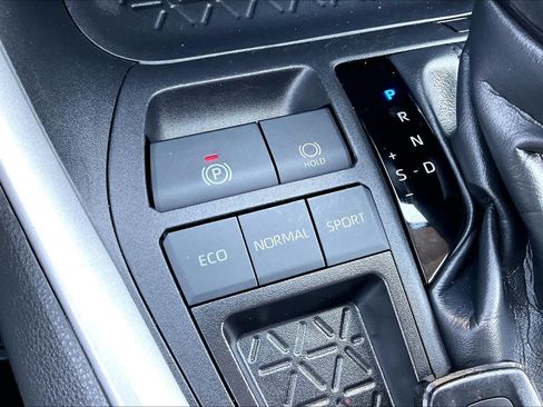Used 2025 Toyota RAV4 XLE FWD image 31