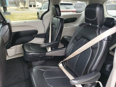 Used 2024 Chrysler Pacifica Touring-L FWD image 28