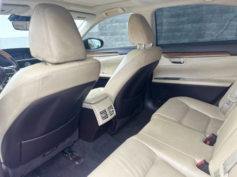 Used 2017 Lexus ES 300h w/ Navigation System Package FWD image 30
