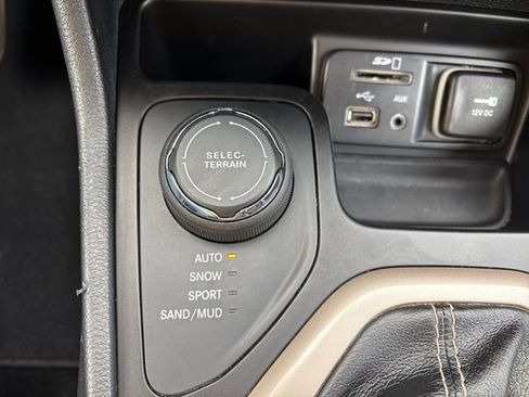 Used 2015 Jeep Cherokee Latitude AWD/4WD image 25
