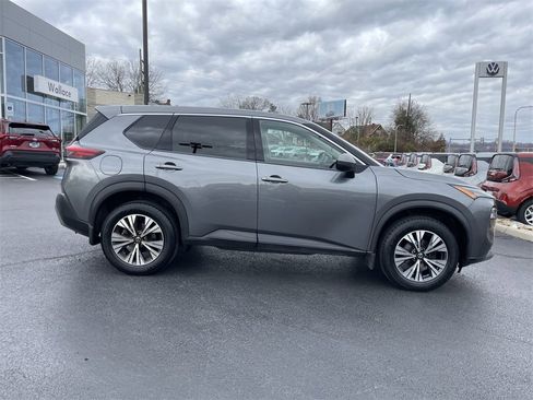 Used 2021 Nissan Rogue SV image 4