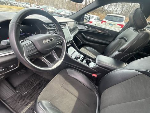 Used 2022 Jeep Grand Cherokee Altitude AWD/4WD image 11
