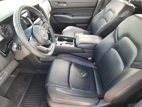 Certified 2024 Nissan Pathfinder SL FWD image 9