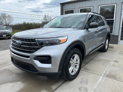Used 2023 Ford Explorer XLT AWD/4WD image 3