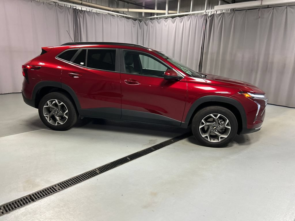 Used 2025 Chevrolet Trax LT w/ LT Convenience Package FWD image 8