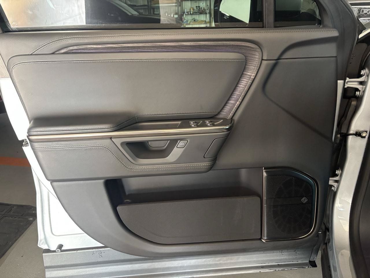 Used 2025 Rivian R1S Adventure Dual AWD/4WD image 15