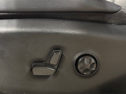 Used 2024 Chrysler Pacifica Touring-L FWD image 19