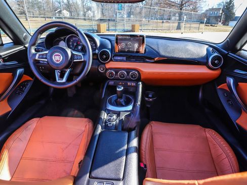 Used 2017 FIAT 124 Spider Lusso RWD image 2