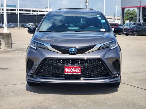 Certified 2022 Toyota Sienna XSE FWD image 2
