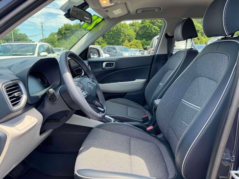 Used 2023 Hyundai Venue Limited FWD image 12
