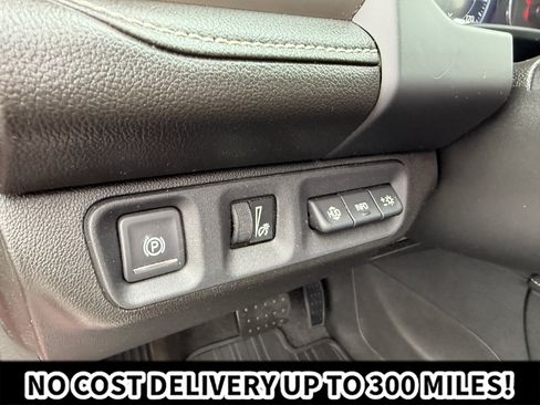 Used 2021 GMC Acadia Denali w/ Denali Technology Package AWD/4WD image 22