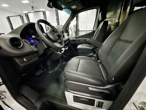 Used 2025 Mercedes-Benz Sprinter 2500 image 21