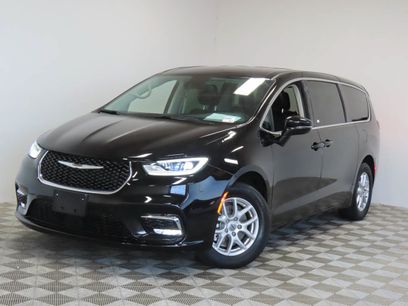 Used 2024 Chrysler Pacifica Touring-L