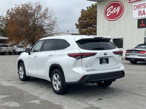 Used 2023 Toyota Highlander LE image 3