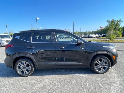Used 2023 Kia Seltos S w/ Navigation Package FWD image 18