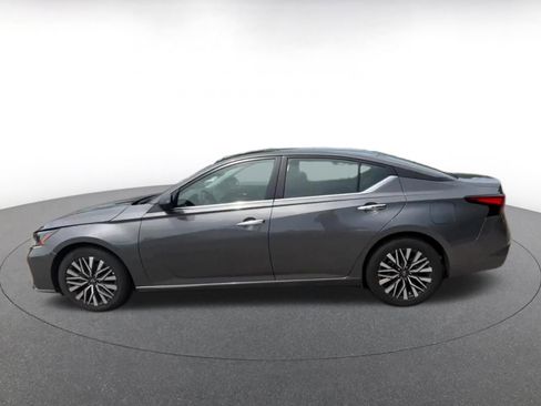 Used 2025 Nissan Altima 2.5 SV FWD image 9