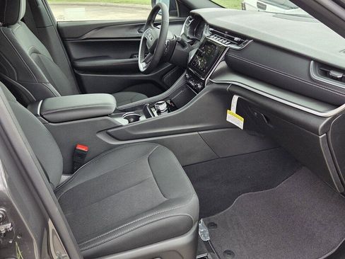 Certified 2026 Jeep Grand Cherokee Laredo AWD/4WD image 18