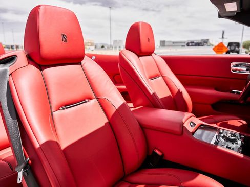 Used 2018 Rolls-Royce Dawn RWD image 39