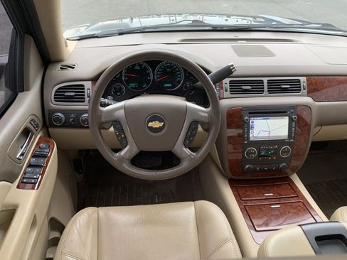 Used 2013 Chevrolet Avalanche LTZ image 29