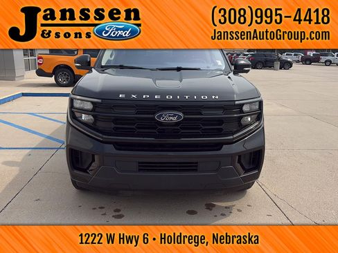 Used 2025 Ford Expedition Max Active AWD/4WD image 3