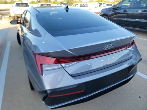 Used 2025 Hyundai Elantra Limited image 8