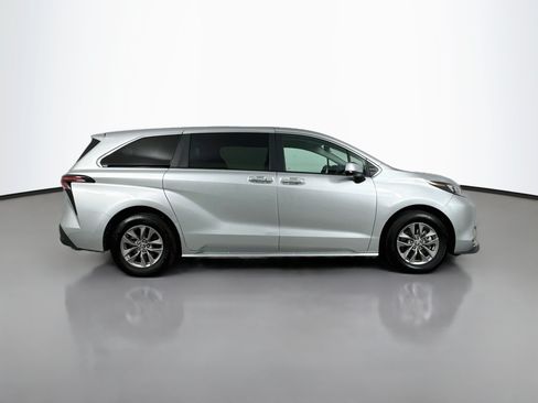 Certified 2024 Toyota Sienna XLE FWD image 8