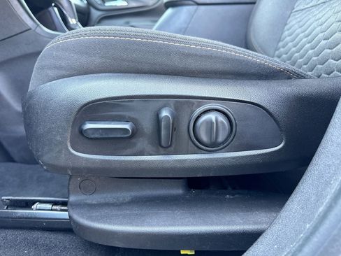 Used 2018 Chevrolet Equinox LT FWD image 3