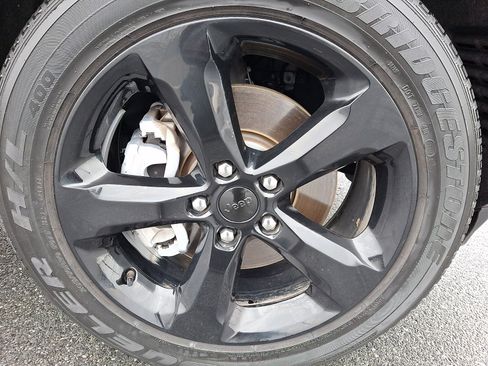 Used 2023 Jeep Grand Cherokee L Laredo image 8