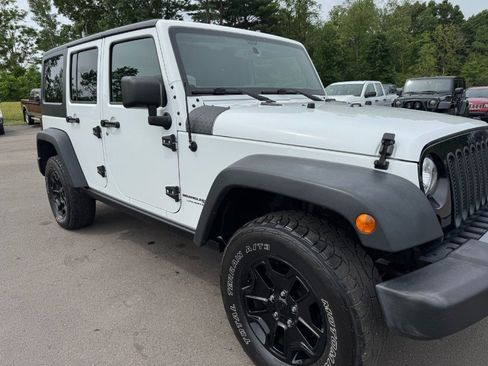 Used 2018 Jeep Wrangler Unlimited Sport w/ Quick Order Package 23W AWD/4WD image 12