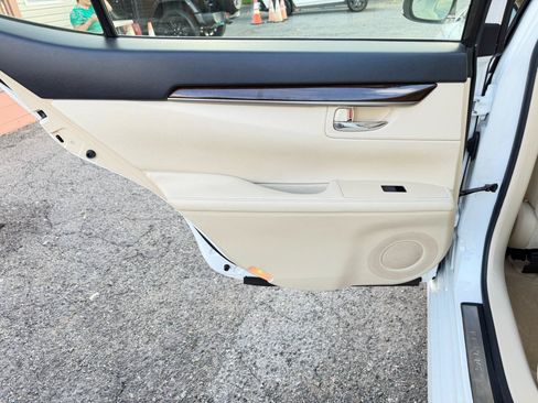 Used 2015 Lexus ES 350 w/ Luxury Package FWD image 32