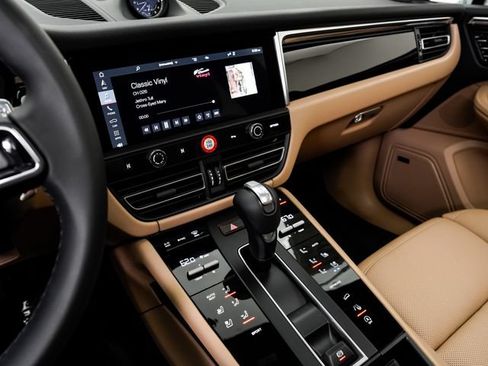 Certified 2026 Porsche Macan AWD/4WD image 24