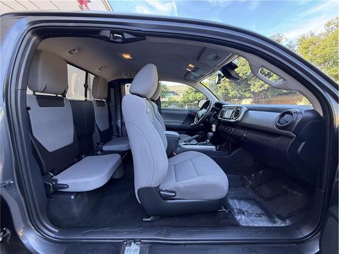 Used 2018 Toyota Tacoma SR5 AWD/4WD image 26