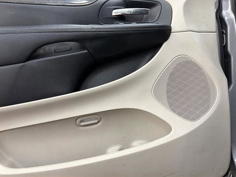 Used 2016 Dodge Grand Caravan SXT w/ Rear Park Assist Package image 21