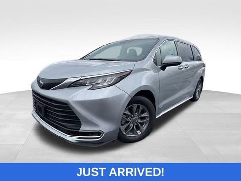 Used 2021 Toyota Sienna XLE image 1