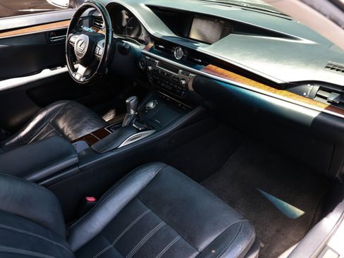 Used 2016 Lexus ES 350 w/ Luxury Package w/Wood Trim FWD image 22