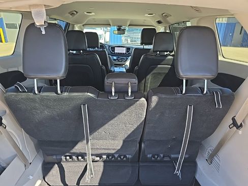 Used 2024 Chrysler Pacifica Touring-L image 6