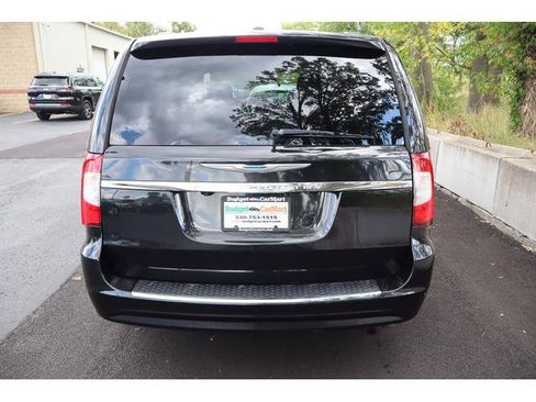 Used 2016 Chrysler Town & Country Touring w/ Driver Convenience Group image 6